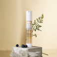Confezione del super gel booster per contorno occhi helios ambientata in primo piano con mirtilli.